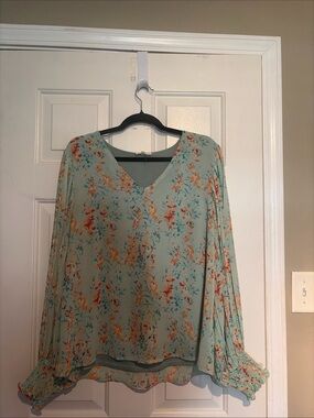 Women’s entro brand lightweight pleated sleeve floral blouse size large